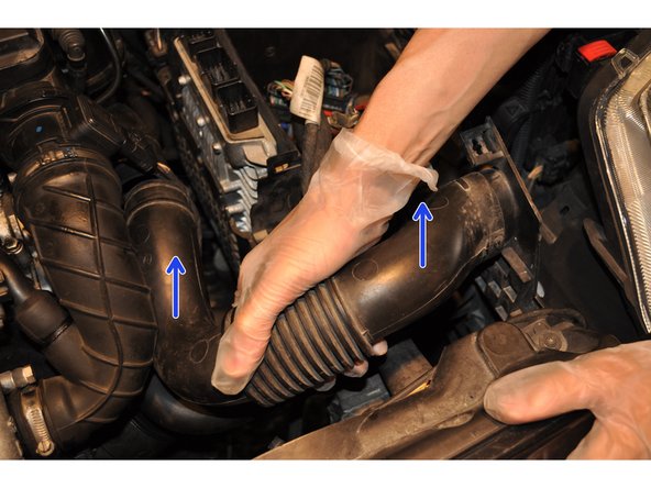 Déposer la conduite d'air.