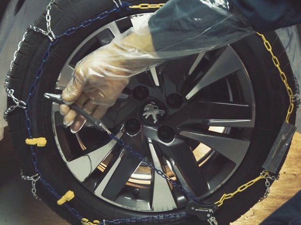 Libérer la chaîne tendeuse en appuyant sur le bouton du tendeur