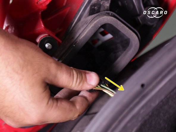 Repérer et débrancher le connecteur placé derrière le feu arrière