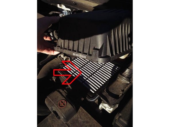 Une fois les 4 clips enlever, vous devrez soulevé délicatement la boîte à air en faisant aller de droite à gauche pour pouvoir la décoller.