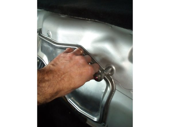 Déposé à l'aide de la clé de 10 mm les 7 vis et les 2 écrous qui tiennent la trappe moteur. Faire attention au éventuelle coupure car la tôle est par endroit relativement coupante.