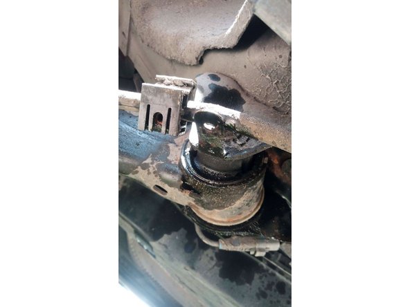 Dégrafer le support du câble de frein à main (en s'aidant d'un tournevis pour faire levier)