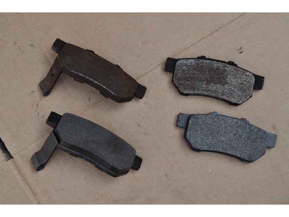 Comparer les dimensions des anciennes et nouvelles plaquettes de frein.