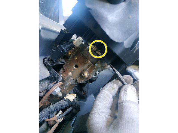 dévisser la vis de maintien du bloc commodo, clé Allen de 5