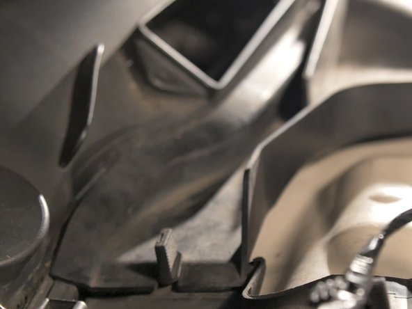 Replacer l'accroche des deux côtés de la baie de pare-brise