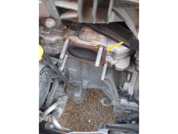 Le catalyseur est désormais libre. Déposer le par le bas du moteur en le tirant vers l'avant du véhicule.