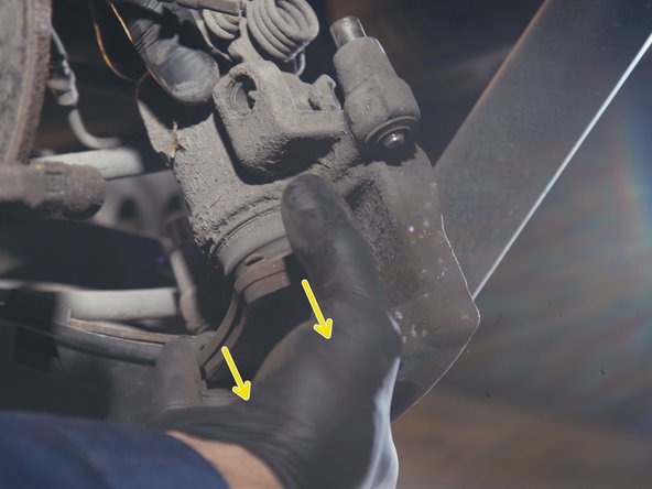 Retirer la plaquette de l'étrier en tirant sur la plaquette vers le haut