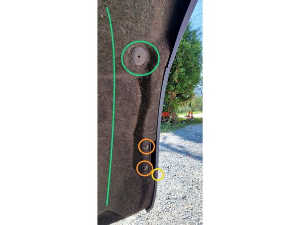 Dévisser les 2 vis de torx de 20 dans le passage de roue.