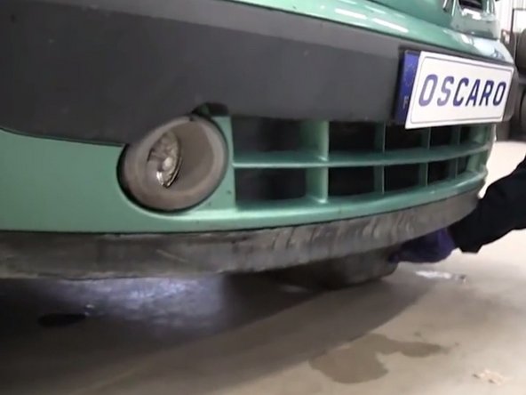 Placer le bac sous la voiture positionner sous le filtre à gasoil