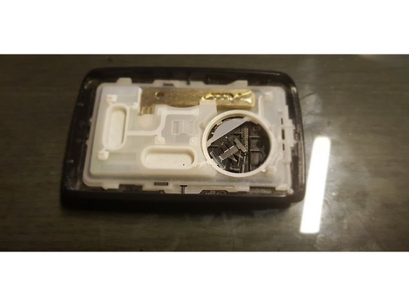 Retirez la pile en appuyant d’un côté et en soulevant de l’autre.