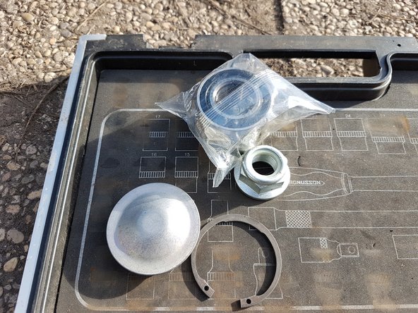 Le kit de roulement fournit l'écrou, le circlip et le cache.