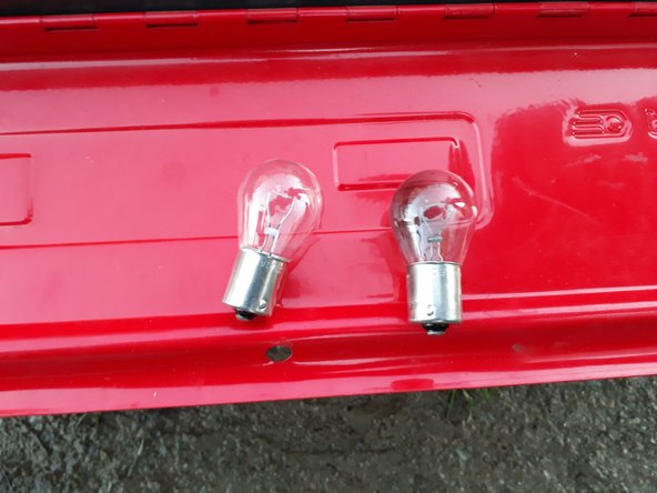 Comparer les deux ampoules et remplacer l'ampoule neuve.