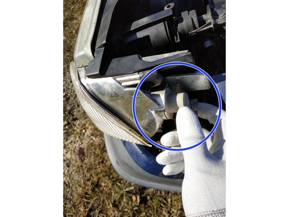 On peut faire levier avec un petit tournevis plat pour écarter la languette