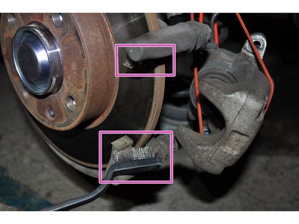 Avant de mettre les plaquettes, nettoyer les supports avec une brosse métallique.