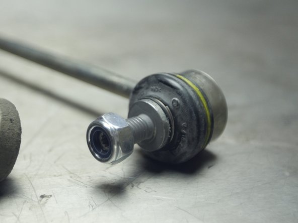 Exemple d'une rotule de biellette usée et d'une rotule neuve