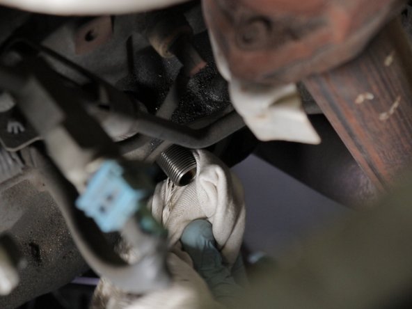 Nettoyer l'emplacement du filtre à huile avec du nettoyant frein puis essuyer