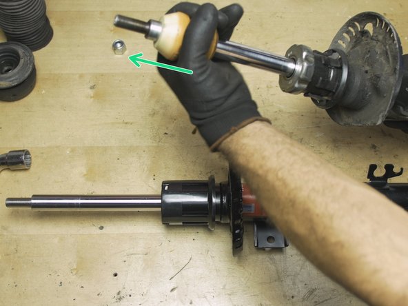 Récupérer la mousse présente sur l'ancien amortisseur et la replacer sur le nouvel amortisseur