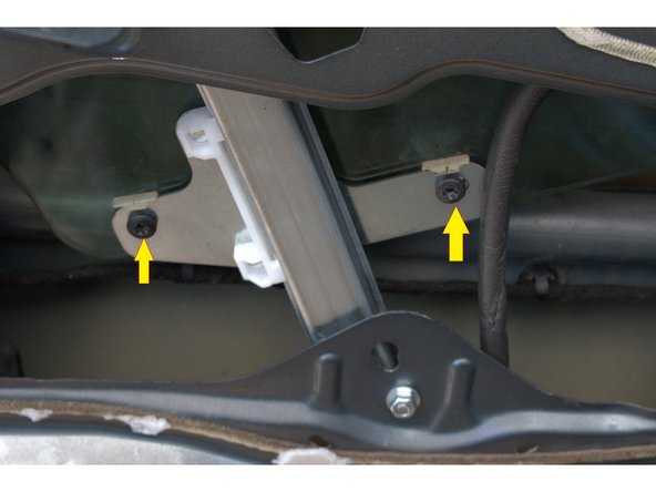 Dévisser les vis qui maintiennent la vitre. Ensuite poussez le mécanisme du lève vitre vers l’intérieur de la portière afin de le désolidariser de celle-ci puis l'incliner afin de le sortir