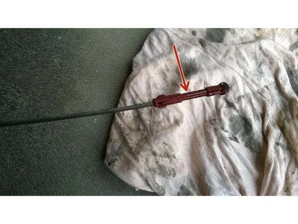 Contrôler le niveau d'huile qui doit se trouver entre les repères maxi et mini. Le niveau est ici. (flèche rouge)