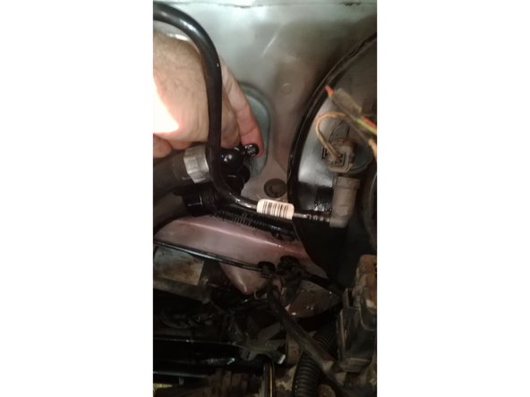 pour accéder aux vis de purge du circuit de refroidissement.