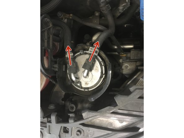 Déconnecter les durites de carburant en pressant de chaque coté