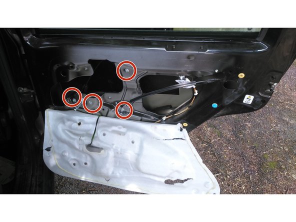 Les écrous du mécanisme et de la rampe de guidage sont à présent visible.