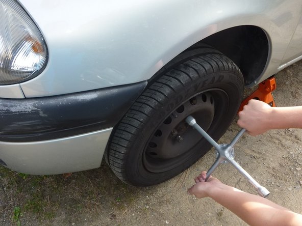 Replacer les roues et revisser les vis au maximum. Abaisser le véhicule et bloquer les vis des roues.