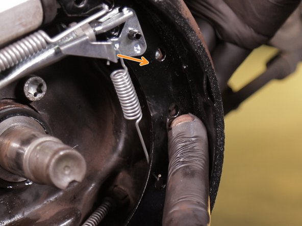 Placer le rivet dans le trou