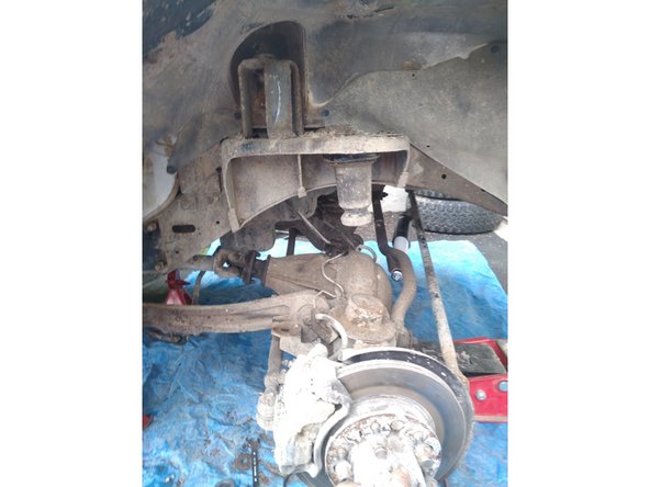 Placer un cric sous le pont avant en vous aidant de cale de bois et soulever le légèrement