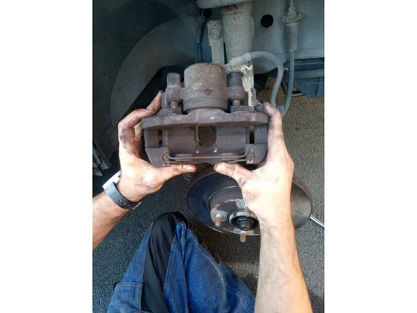 Désolidarisez les deux parties de l'étrier.