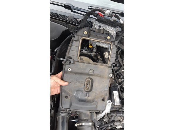 il faut dévisser les 7 vis torx qui maintiennent le couvercle. Attention, certaines s’enlèvent complétement, donc ne pas les faire tomber au fond du moteur