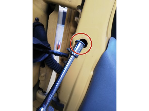 
Unscrew the lower screw first, otherwise there is a risk of dropping the mirror onto the ground.
