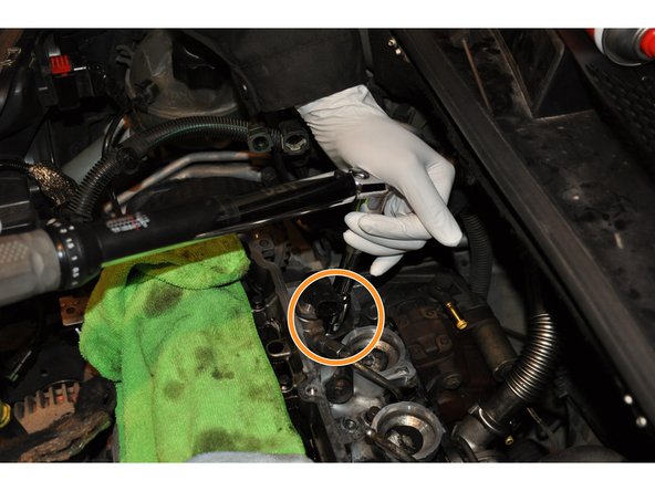 
Tighten the screw with a torque wrench The tightening torque of the injector flange is 2.5 daN.m
