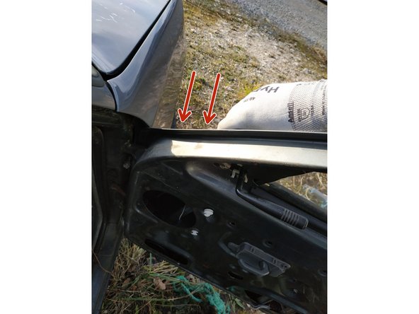 tout en maintenant le rétroviseur d'une main