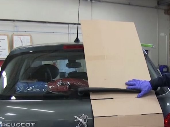 Positionner un carton pour proteger le pare brise