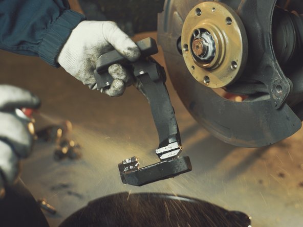 Nettoyer la chape à l'aide de nettoyant frein et une brosse métallique