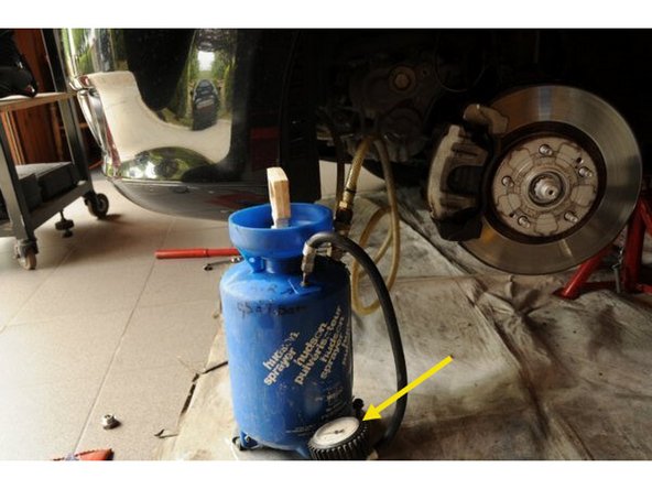 Mettre l'appareil de remplissage sous pression deux bars (compresseur ou pompe à main) connecté à la valve de l'appareil, laisser agir jusqu'au débordement de l'huile au niveau de l'orifice de remplissage.