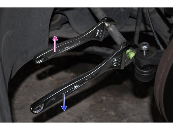 Desserrer le contre écrou de 21 mm tout en bloquant la rotation de la biellette de direction intérieure