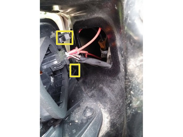 Repositionner le bloc dans son logement et prendre soin de bien enclencher les agrafes du feu dans les trous carrés présent sur la carrosserie . Ensuite revisser les 2 vis de fixation du feu à l'aide du tournevis plat .