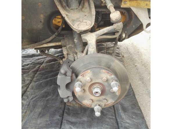 Si vos jantes sont pleines, déposer la roue, lever le véhicule et demander à quelqu'un de freiner