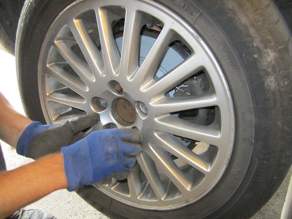 Remonter la roue, serrer les goujons.