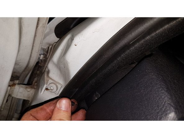 Enlever la vis droite et gauche du revétement supérieur de la planche de bord qui se trouve vers le joint de porte, derrière l'aérateur.