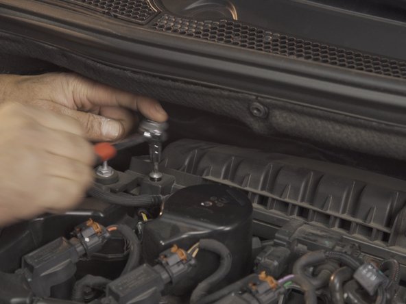 Desserrer les deux vis présentes sur la boîte à air sans les retirer avec un cliquet et un embout Torx T25