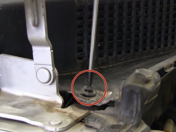 Dévisser les 2 vis de la trappe puis l'extraire