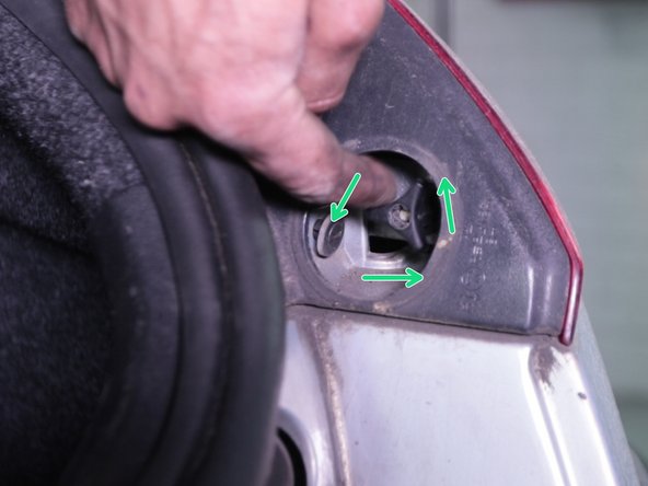 Retirer le papillon se trouvant derrière le cache