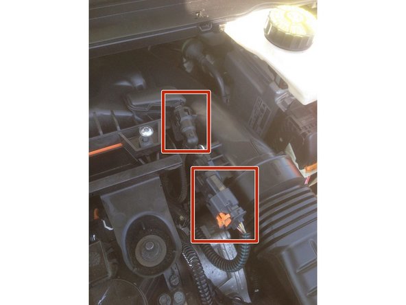 Pour retirer entièrement le couvercle, vous devez enlever les 2 connecteurs qui sont connectés dessus.