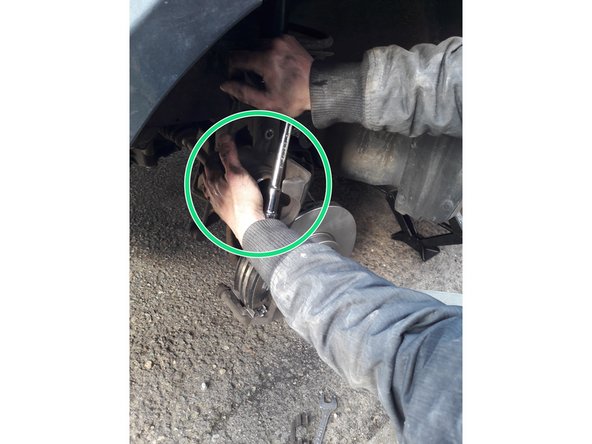 A l'aide d'un repousse piston, repousser ce dernier car avec la nouvelle épaisseur des plaquettes de freins, il lui faut plus d'ouverture pour pouvoir par la suite le repositionner