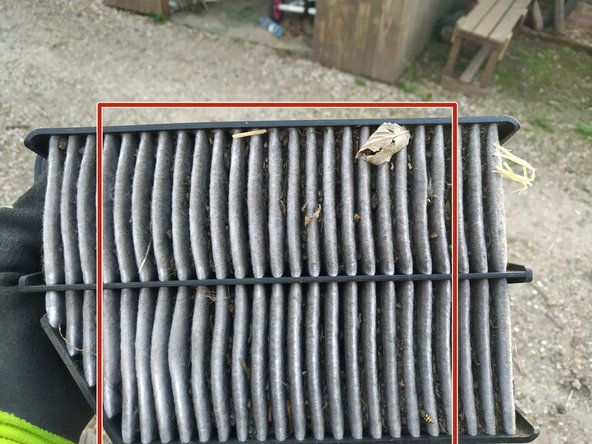 Enlever l'ancien filtre et aspirer les déchets dans le carter situé en dessous.