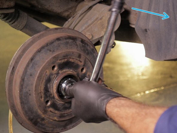 Serrer l'écrou à l'aide de la douille de 32 et de la clé télescopique