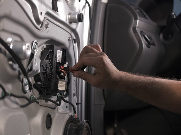 Replacer le connecteur de commande du rétroviseur en le poussant